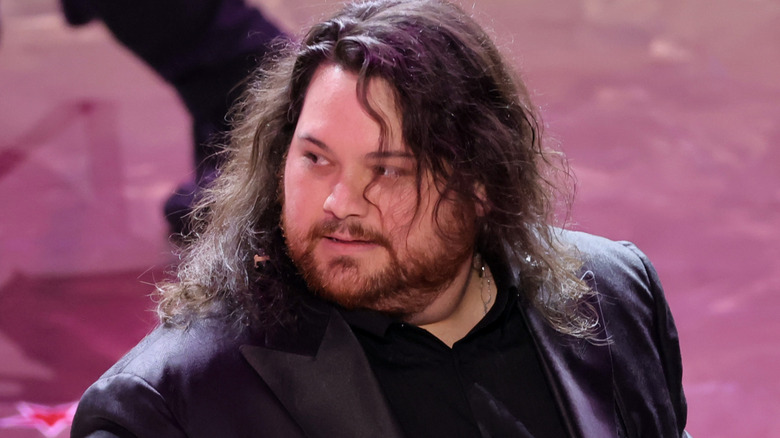 Wolfgang Van Halen tocando con la banda Barbie en los Oscars 2024