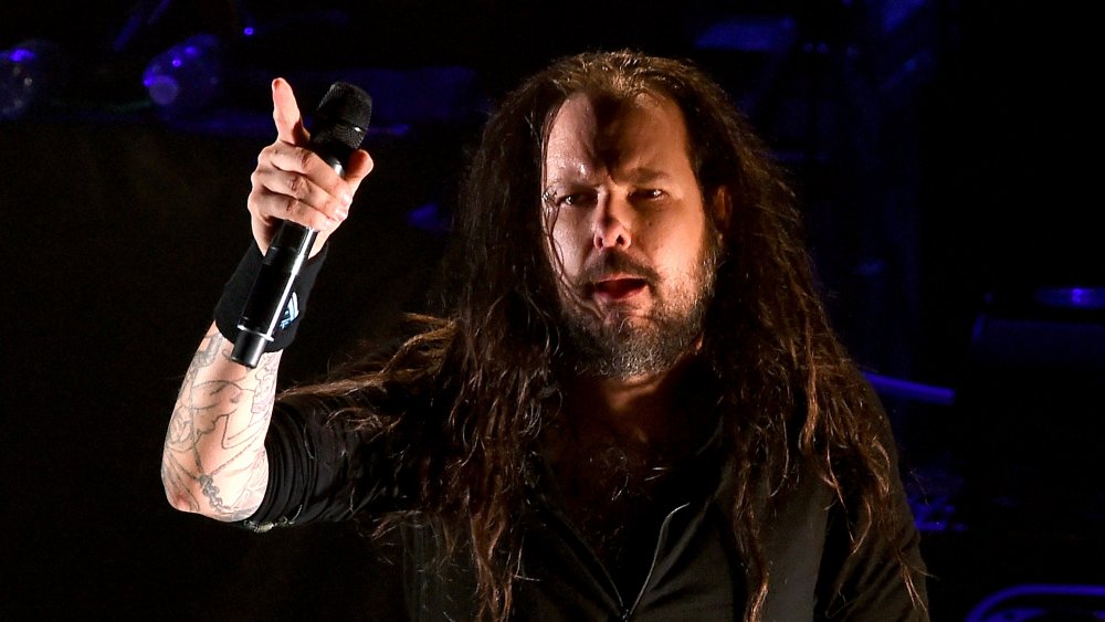 Jonathan Davis trabajando en funeraria