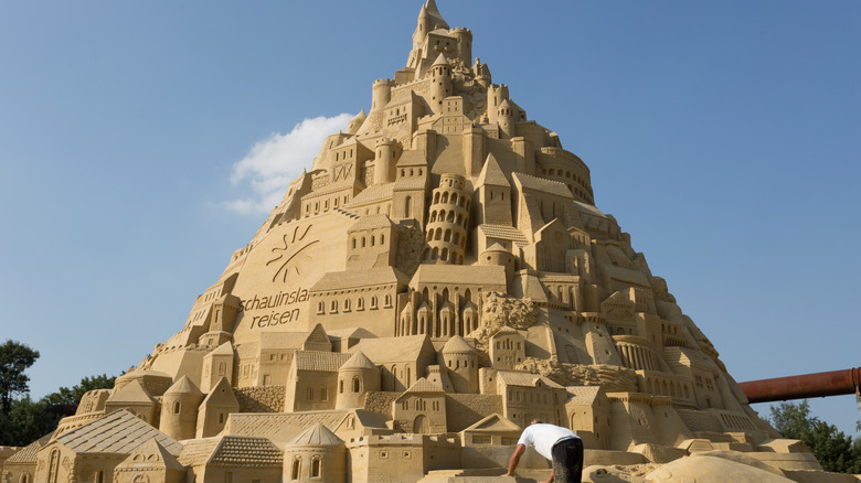 Castillo de arena gigante en Duisberg, Alemania