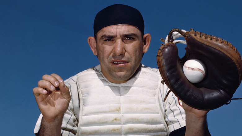Yogi Berra agachado con guante de catcher