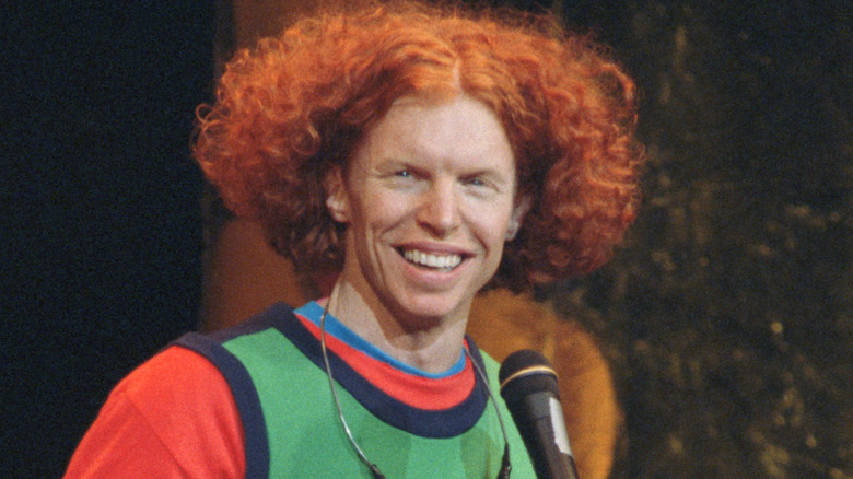 Carrot Top sonriendo en un show de los años 90