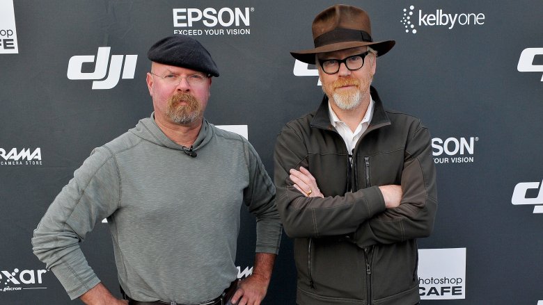 Adam Savage y Jamie Hyneman juntos con sombreros en un evento