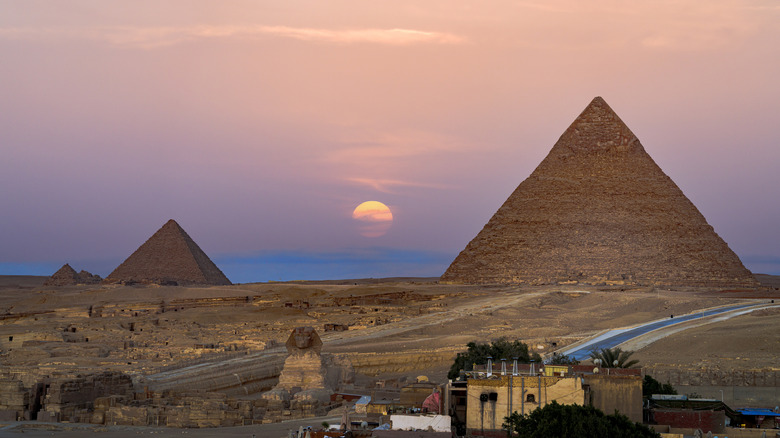 Las Pirámides de Giza al atardecer