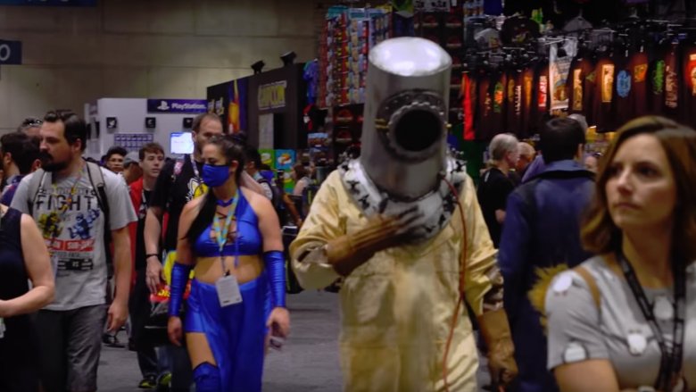 Adam Savage en Comic-Con vestido con disfraz de buzo en la deep sea