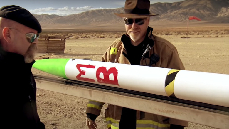 Adam Savage y Jamie Hyneman en un desierto con un cohete en miniatura