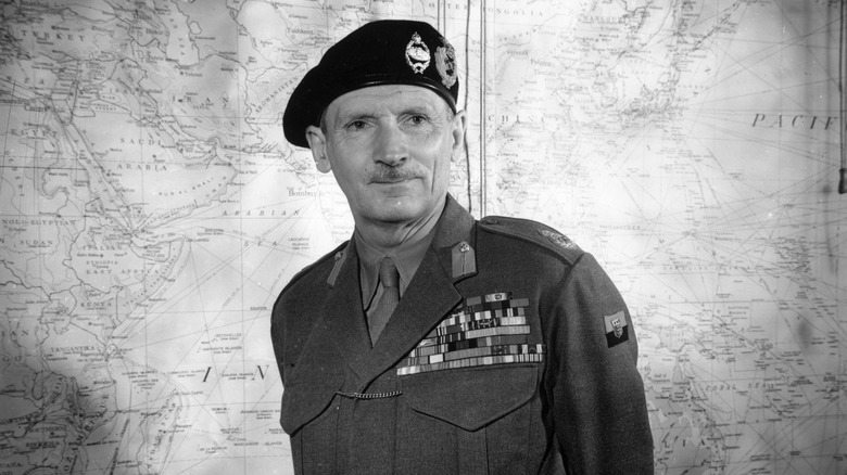 Bernard Montgomery en uniforme frente a un mapa
