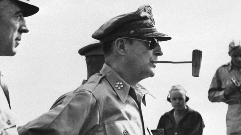 General MacArthur con pipe de maíz en perfil