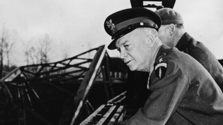 Eisenhower viendo desde un puente
