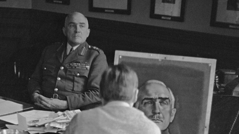 Ironside en su escritorio
