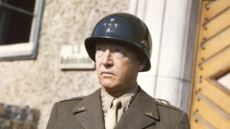 General George Patton con uniforme y casco