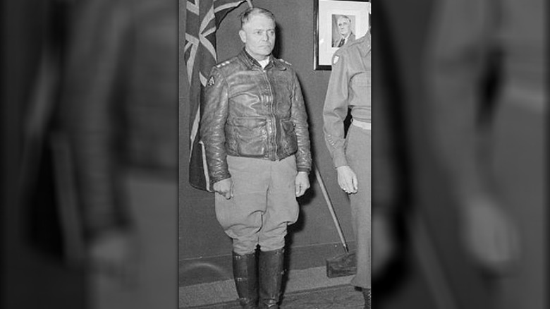 Tuscott con uniforme y bandera