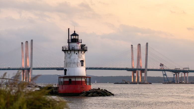  Faro en el río Hudson con sol bajo