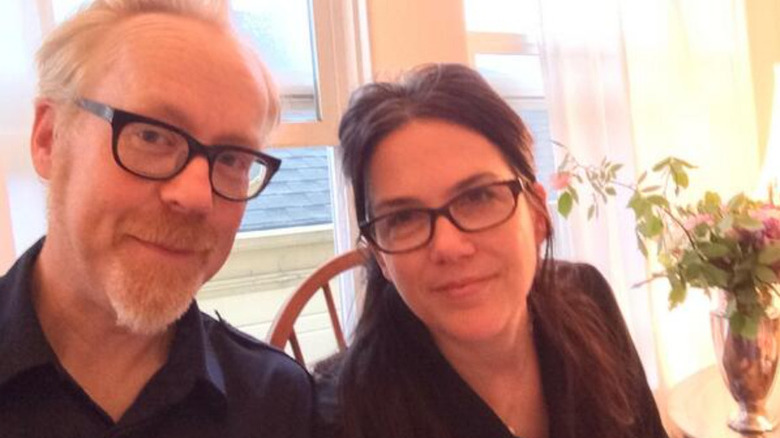 Adam Savage con su esposa y madre sonriendo en interiores