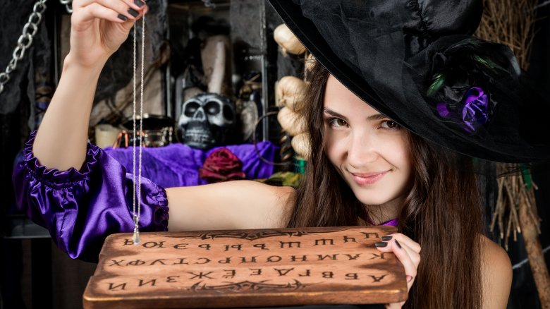 mujer con ouija