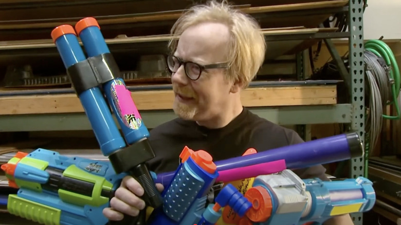 Adam Savage con pistolas de agua en un experimento de MythBusters